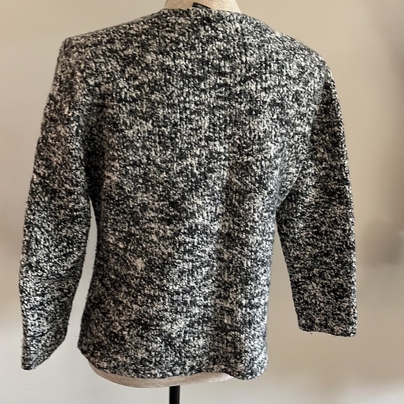 ROE SIZE LARGE Made with 45% wool. Substantial sweater with v neck - Picture 2 of 3